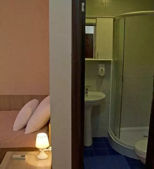 استودیوی استاندارد, Garni Hotel Tri O