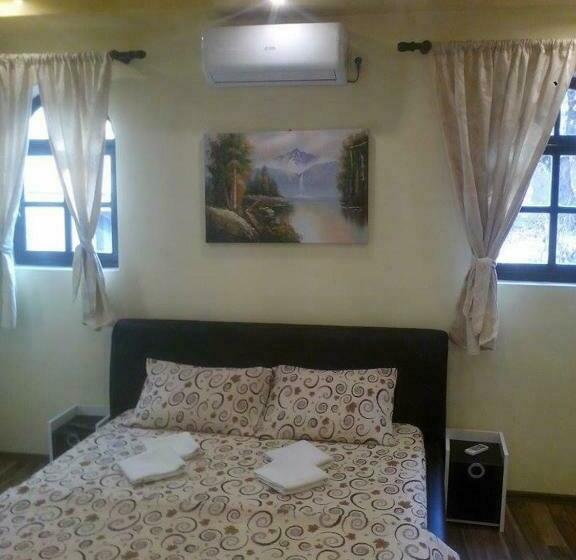 استودیوی لوکس, Hostel Ruler