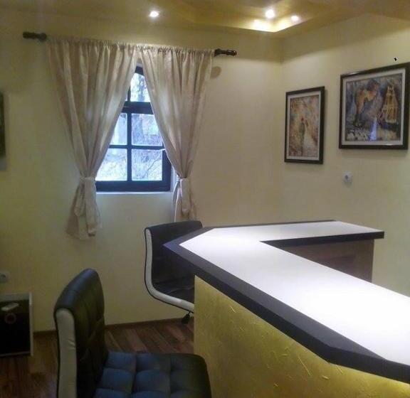 استودیوی لوکس, Hostel Ruler