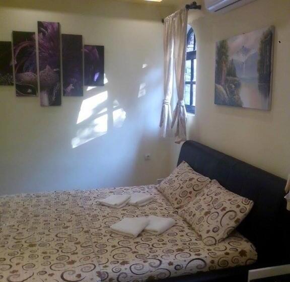 استودیوی لوکس, Hostel Ruler