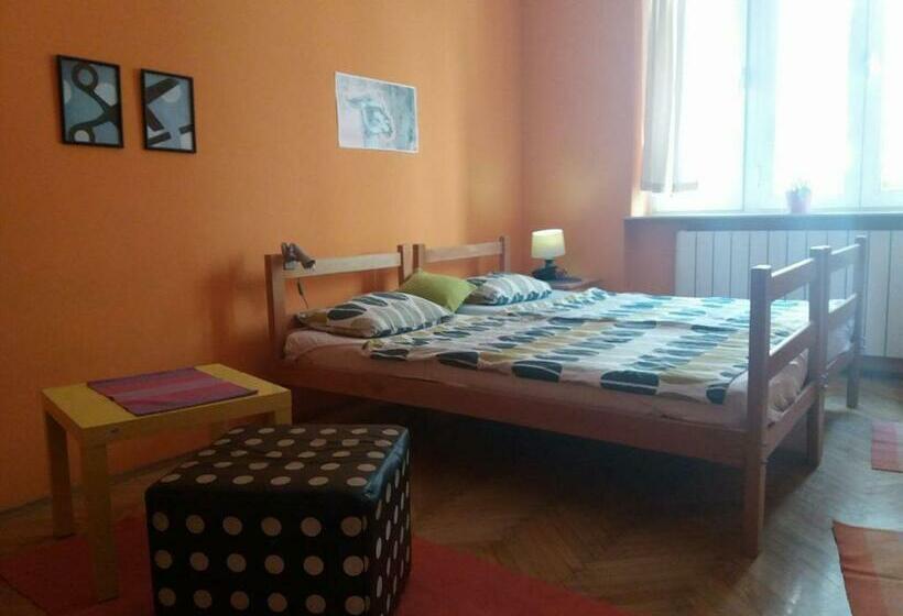 اتاق استاندارد چهارنفره با سرویس بهداشتی مشترک, Hostelche Hostel