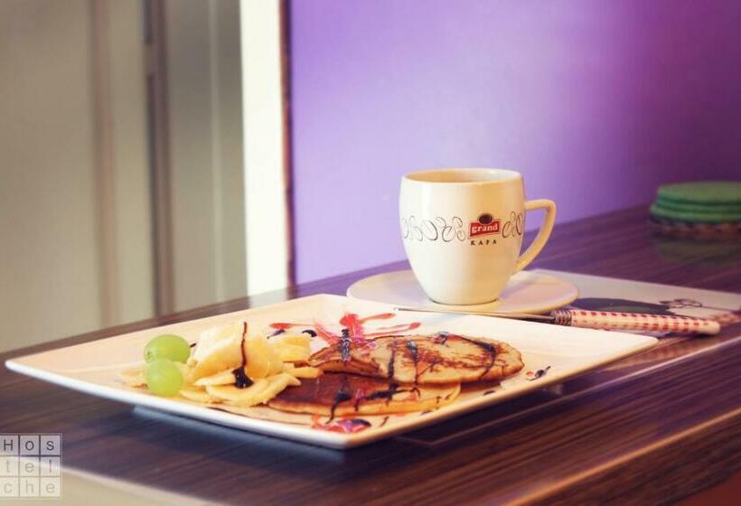 اتاق استاندارد چهارنفره با سرویس بهداشتی مشترک, Hostelche Hostel