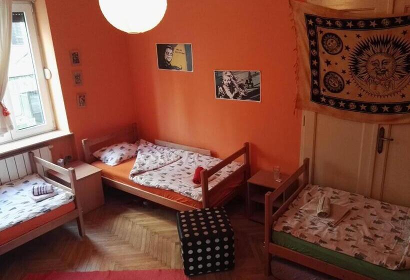 اتاق استاندارد چهارنفره با سرویس بهداشتی مشترک, Hostelche Hostel
