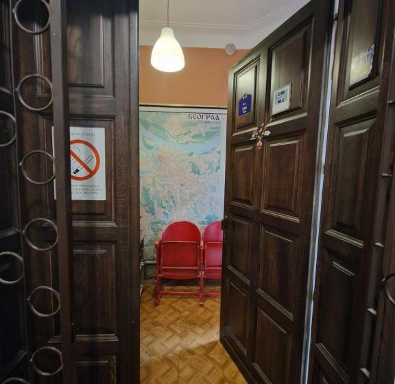 اتاق استاندارد چهارنفره با سرویس بهداشتی مشترک, Hostelche Hostel