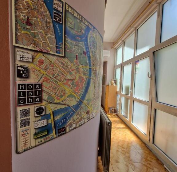 اتاق استاندارد چهارنفره با سرویس بهداشتی مشترک, Hostelche Hostel