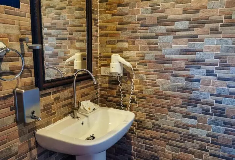 Perhehuone, Qg Resort