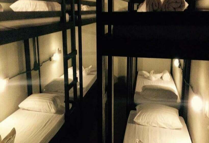 Кровать в Общей Комнате, K2 Backpacker Hostel