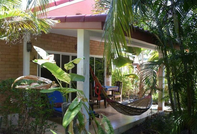 بنجلو قياسى, Sanuk Bungalows