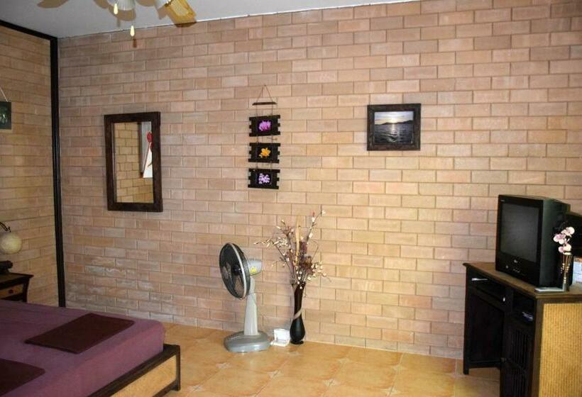 بنجلو قياسى, Sanuk Bungalows