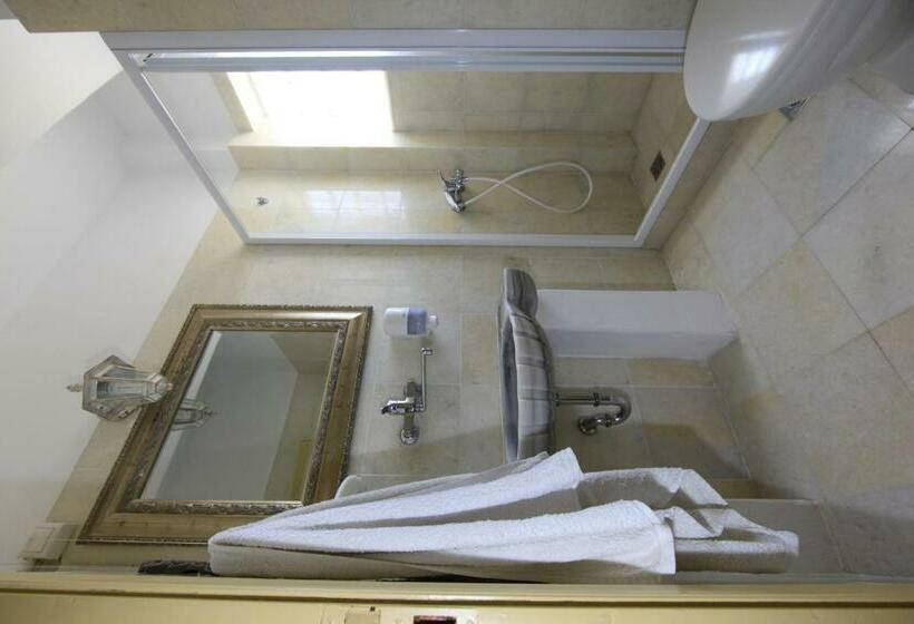 اتاق استاندارد با بالکن, Begleri