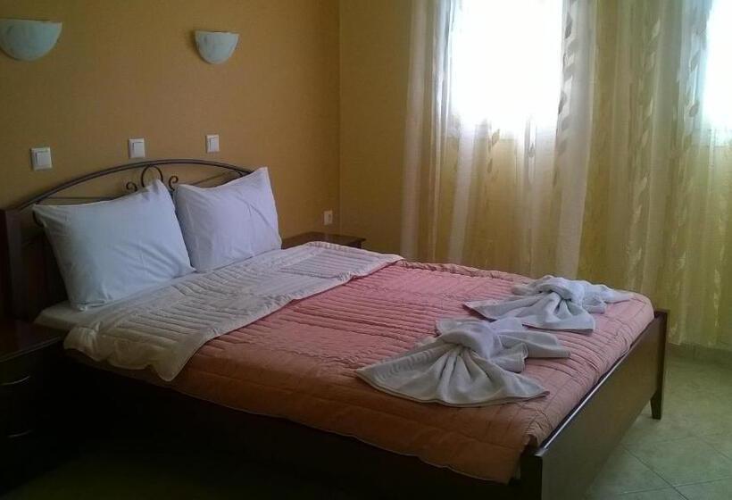 חדר משפחתי, Spiros