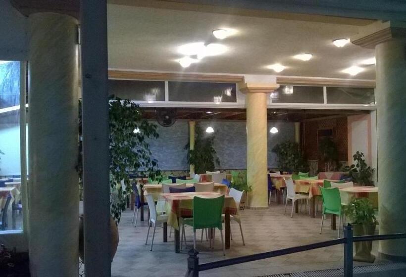 חדר משפחתי, Spiros