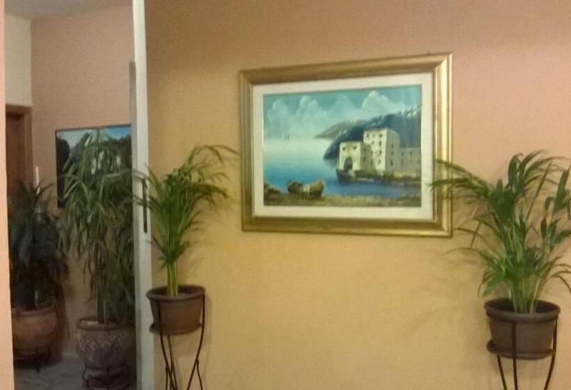 חדר משפחתי, Spiros