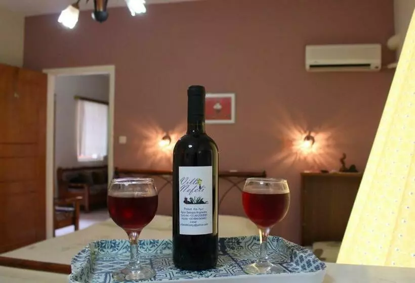 استودیوی سوپریور, Villa Nefeli