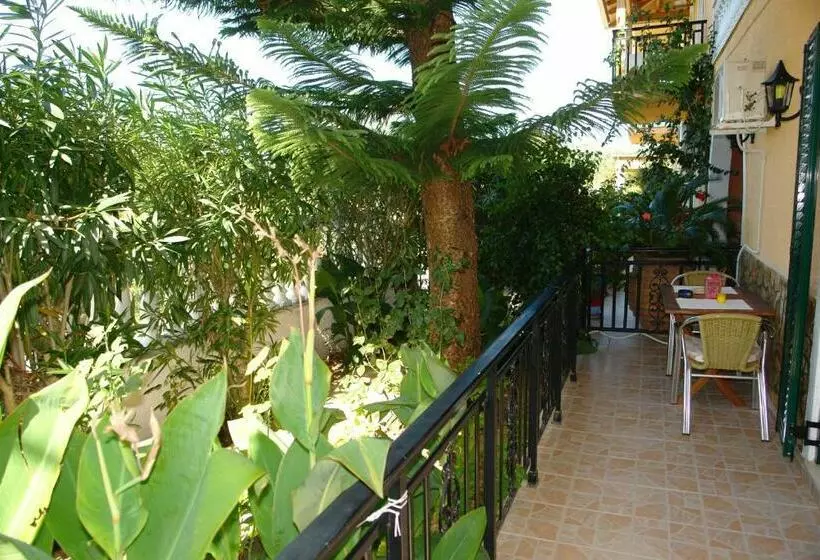 استودیوی سوپریور, Villa Nefeli