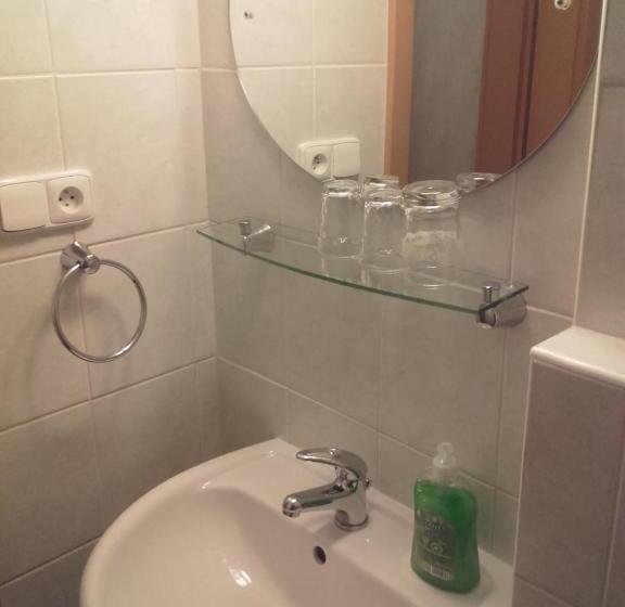 اتاق استاندارد سه نفره, Anna