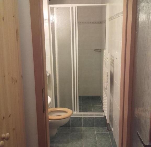 اتاق استاندارد سه نفره, Anna