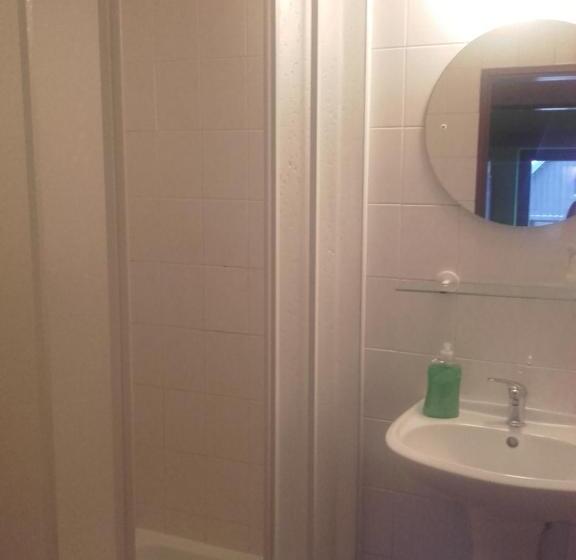 غرفة قياسية ثلاثية, Anna