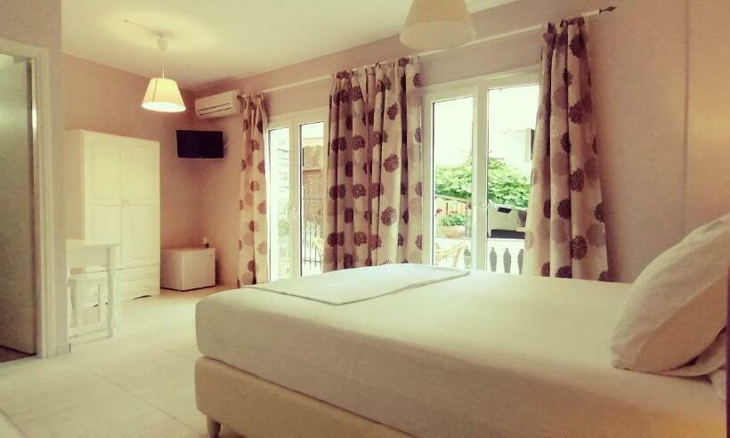 חדר סטנדרט לשלושה עם טרסה, Avra