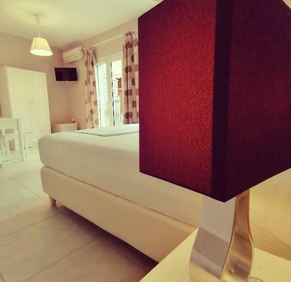 חדר סטנדרט לשלושה עם טרסה, Avra