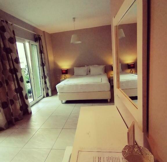 חדר סטנדרט לשלושה עם טרסה, Avra