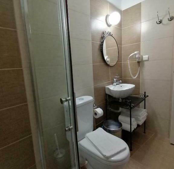 חדר סטנדרט לשלושה עם טרסה, Avra