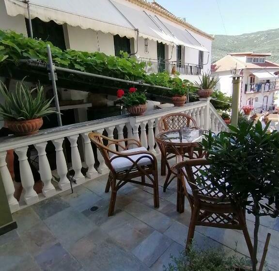 חדר סטנדרט לשלושה עם טרסה, Avra