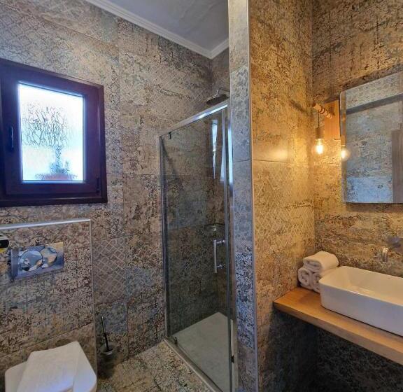 חדר סטנדרט לשלושה, Avra