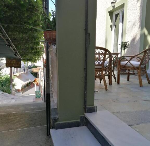 חדר סטנדרט לשלושה עם טרסה, Avra