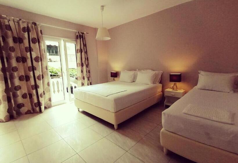 חדר סטנדרט לשלושה עם טרסה, Avra