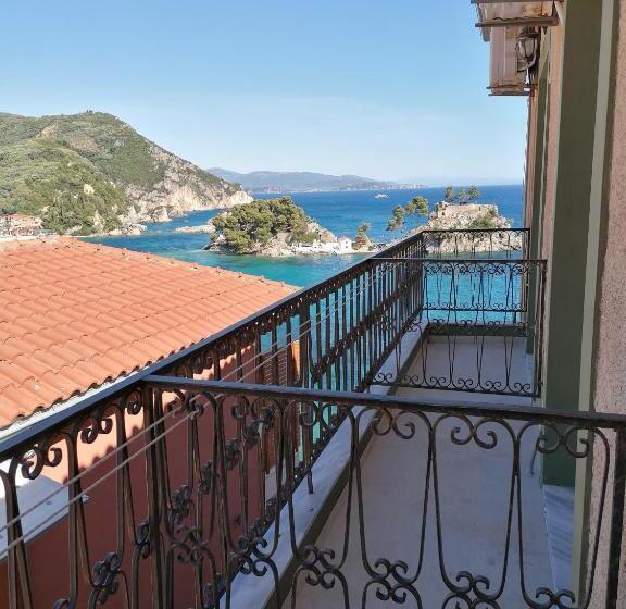 חדר דלוקס לשלושה, Avra