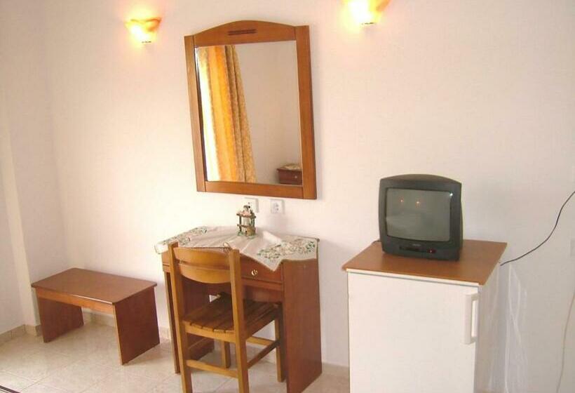 חדר סטנדרט לשלושה, Estelle