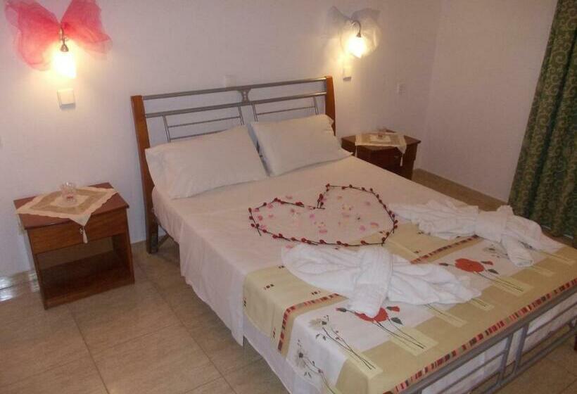 חדר סטנדרט לשלושה, Estelle