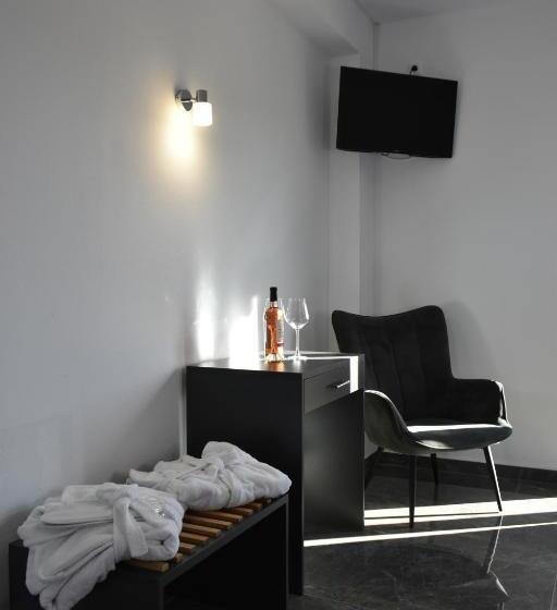 جناح مطلّ علي الحديقة, Odos Oneiron Tavronitis Bay