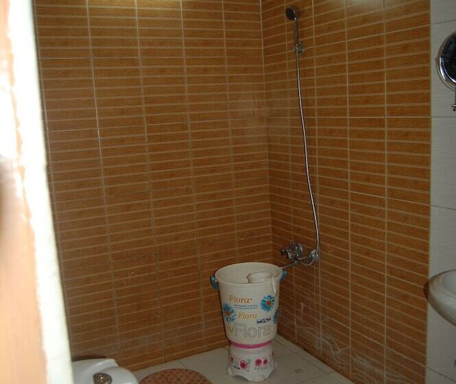 标准间, Paradise Inn