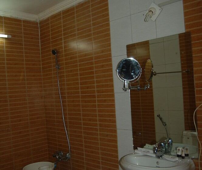 标准间, Paradise Inn