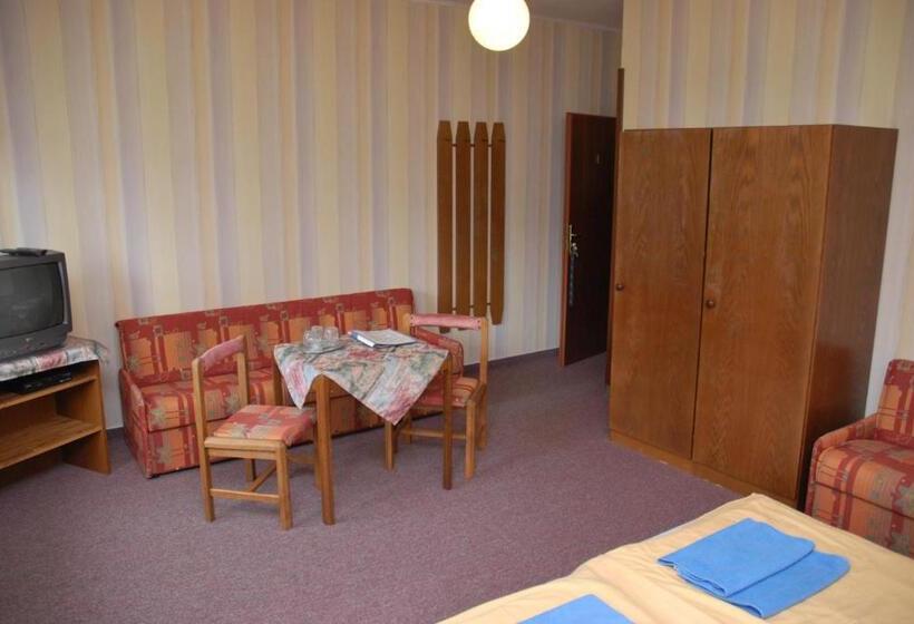 Négyágyas Standard Szoba, Pension Fuka