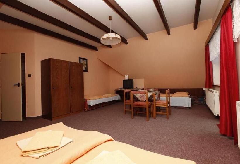 Négyágyas Standard Szoba, Pension Fuka