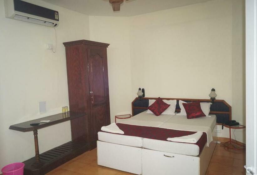 이코노미 룸, Thushara