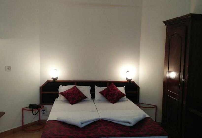 이코노미 룸, Thushara