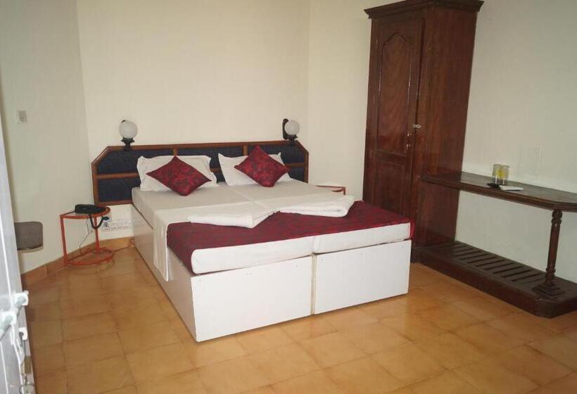 Economy Kamer, Thushara