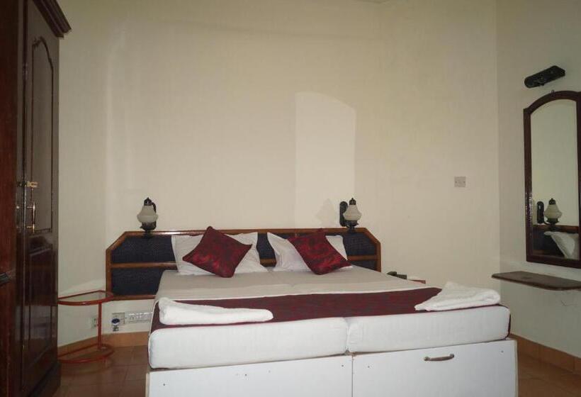 이코노미 룸, Thushara