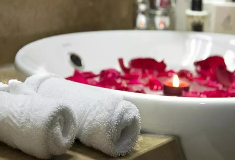 آپارتمان لوکس 2 خوابه, Mughal Suites