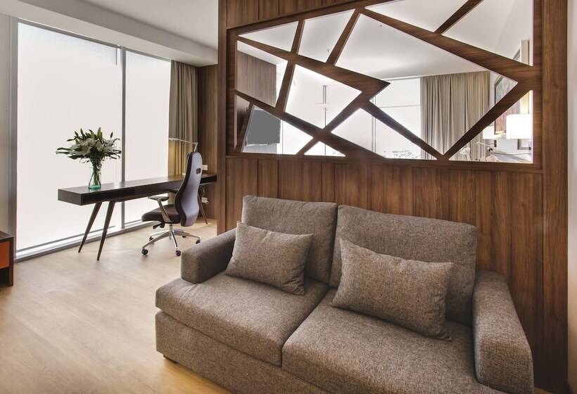 سوییت جونیور, Nh Collection Leon Expo