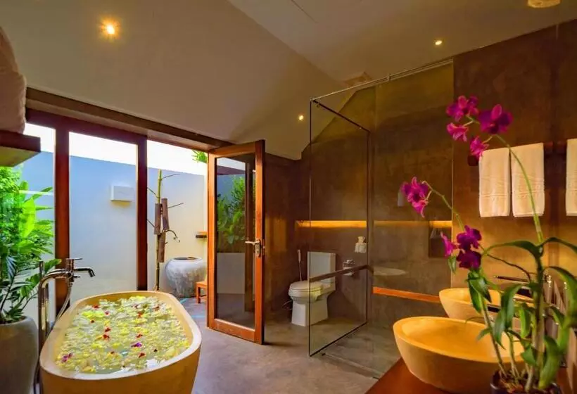 Suite Pool View