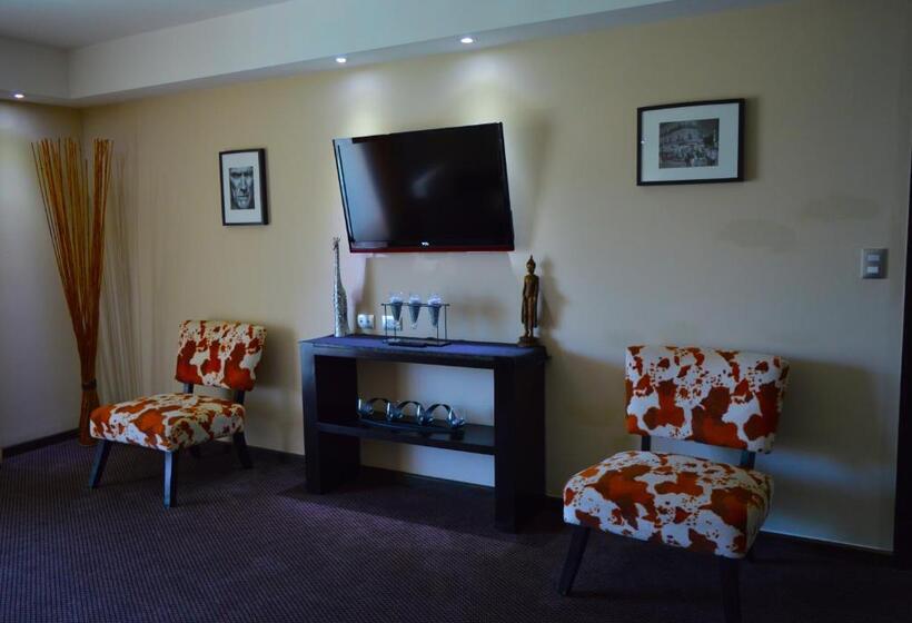 سوییت جونیور, Savoy Hotel Boutique