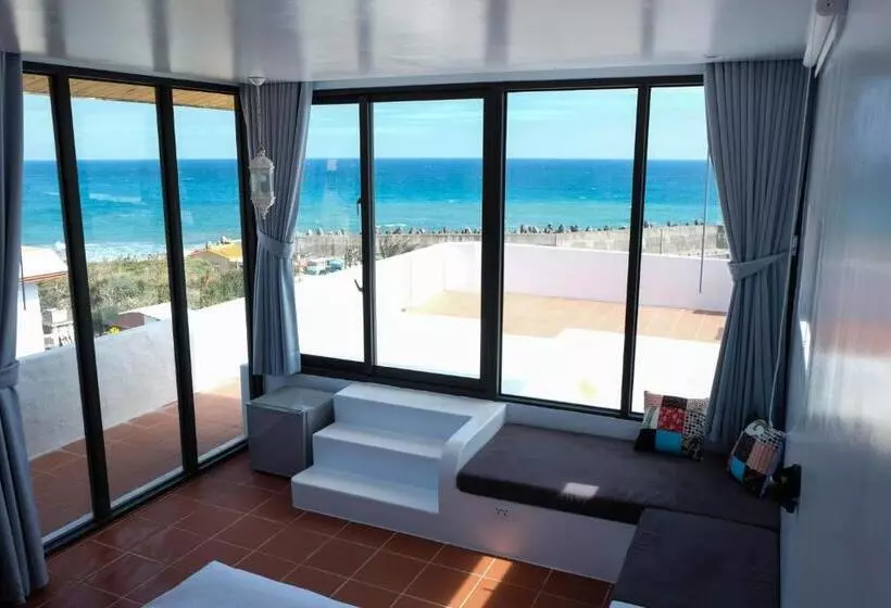 اتاق لوکس با بالکن و چشم‌انداز دریا, Sea Shore