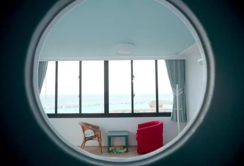 اتاق لوکس با چشم‌انداز دریا, Sea Shore