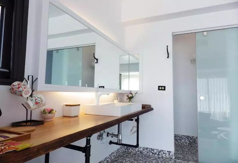 Deluxe Suite Sea View, Sea Shore