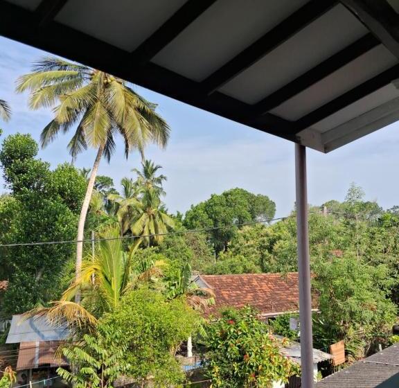 발코니 디럭스 룸, Himasha Guest